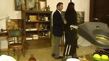 La femme experte. Sc.1